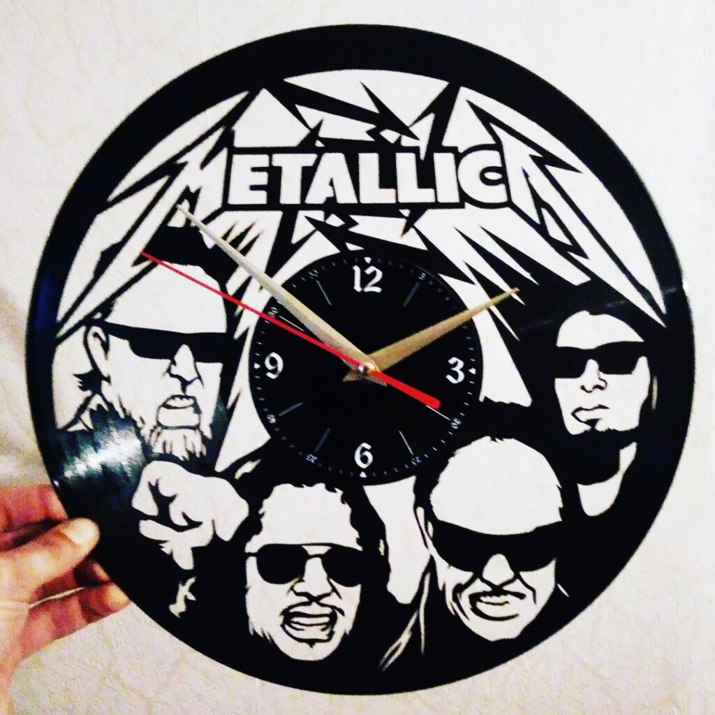 Рок версия металлика. Часы из пластинки металика. Часы из виниловых пластинок металлика. Настенные часы Metallica. Виниловая пластинка Metallica.